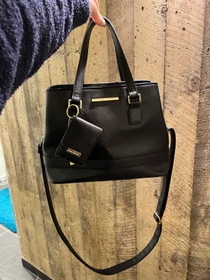 steve madden väska 🖤 - mellanstor väska, ca 25-30 cm bred. den är smidig på så sätt att man får plats med mycket i den. skicket är som nytt, knappa spår av användning. jättebra pris. frakten tillkommer.