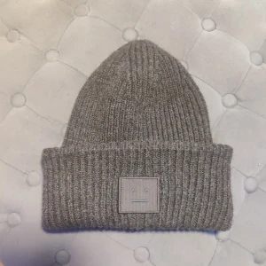 Acne mössa - Säljer denna fina mössa! Färgen är brun/grå skulle jag säga. 