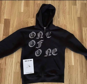 One of one , Jordan 1 - Garderobs ränsning   One of one cond 10/10 size L fits M ,bud från 600kr  Jordan 1 crimson tint, box finns  , size 44 cond 6/10? Bud från 500kr  Jordan 1 banned med box cond 5/10? Bud från 350kr Meetup Uppsala eller frakt med dubbel box på skorna