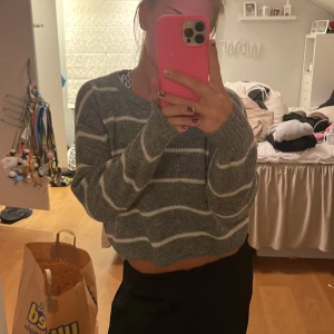 Stickad randig tröja - Säljer då det blivit för liten så tycker den är lite för kort för mig