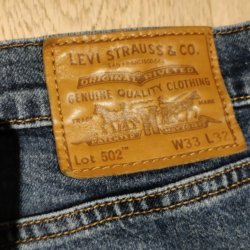 Använda Levi's 502 i klassisk blå tvätt. 502 modellen är inte lika rak som 501. . Jeans & Byxor.