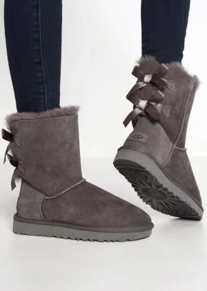 Uggs - Gråa uggs med 2 rosetter i bak! Storlek 39/40 Väldigt sparsamt använda! (Lånade bilder!)