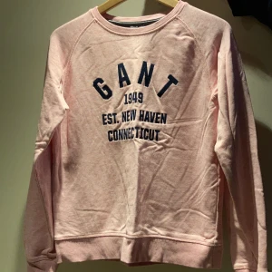 Sweatshirt från Gant - Sweatshirt från Gant. Har ej använt den så mycket. Den är ganska liten så motsvarar väll ca Small eller X-small.❤️