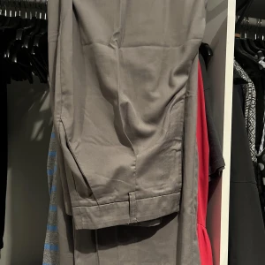 Gina tricot Byxor - Kostymbyxor från gina tricot, storlek 38. Byxorna är knappt använda. Köparen står för frakten.