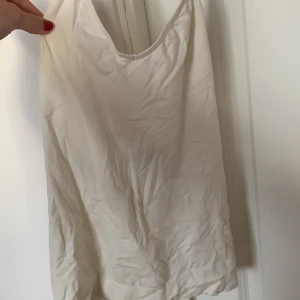 Vitt linne - Vit halterneck från veromoda i storlek s/m men passar m bäst