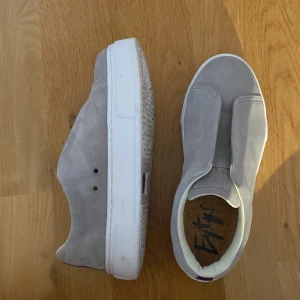 Eytys  - Helt nya snygga eytys. Säljer då de är för små och glömde lämna tillbaks. Använda en gång. Inga tecken på användning förutom att de är lite smutsiga på undersidan. Köpta för 2000kr. Lådan kommer med och sko påse. Frakten ingår i priset.