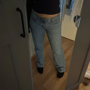 Weekday jeans  - Säljer mina arrow low jeans från weekday (lågmidjade), storlek w27 l 32🫶🏻