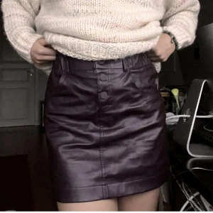 Skinnkjol - Skinnkjol från zara i en lila aktig färg! 🥰 Stretchig & mjuk inuti!⭐️ inga defekter då den är sparsamt använd! Passar xs-s!