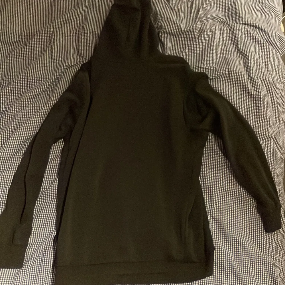 Svart adidas hoodie det är storlek L men passar som M. Hoodies.