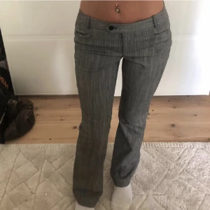 Lågmidjade kostymbyxor  - Lågmidjade kostymbyxor från Calvin Klein. Byxorna är i jättefint skick och köpta på sellpy  (Midjemått 76) (innebenslängd 81)