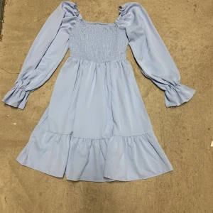 Shein klänning - Fin Shein klänning andvänd 4 ggr ungefär inga ska dit eller annat jätte fin💕