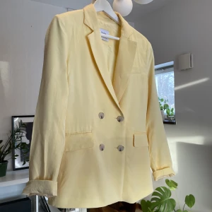 Pastell gul kavaj  - Oversized Pastell gul kavaj från Bershka.  Lite för stor för mig. Gott som ny.   Nypris: 699kr