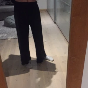Svarta vårbyxor  - Jag säljer dessa byxor pga att jag inte kommer använda dom och lite korta. Risor i midjan och är från zara💕