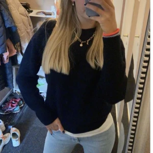 Stickad tröja  - Säljer nu min trendiga mörkblåa stickade tröja i storlek s, superfint skick💙