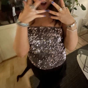 glitter tubtopp - en glitter tubtopp som även fungerar som kjol! PERFEKT för festen. köparen står för frakten