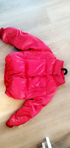 NA-KD Red shiny puffa jacket st34 - Jag är supernöjd med jqckan förutom att den blivit förliten den va redan liten när ja köpte den, så använd ca 5 gr. Tycker den är en vardags och fest jacka. Jag säljer den för att köpa en ny liknnande jacka. Kvittot försvann till denna NA-KD jacket.