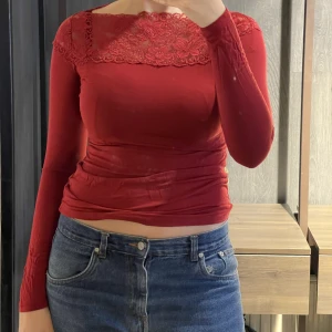 Tröja, röd - Stretchig och mjuk.