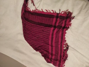 Sjal/scarf rosa svart - Sjal . Använder inte längre , annars i bra skick   90×90 cm