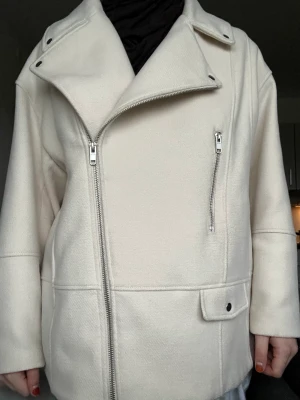 White jacket from H&M - Good condition, original price 400 kr  