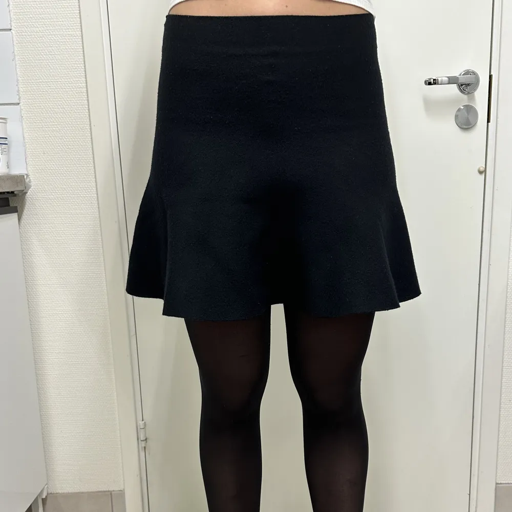 Säljer denna kjol från zara. Den är stickad och väldigt skön att ha på sig. ❤️‍🔥 köptes för två årsedan men endast använd några gånger! . Kjolar.