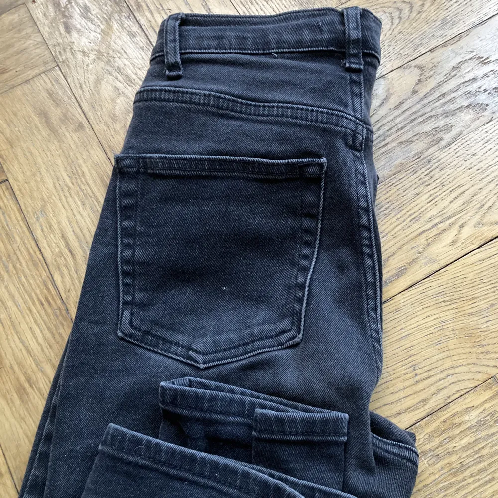 Högmidjade jeans med snygga knappar upp till. Bra skick.  Tajta vid låren och lite bredare ned till. . Jeans & Byxor.