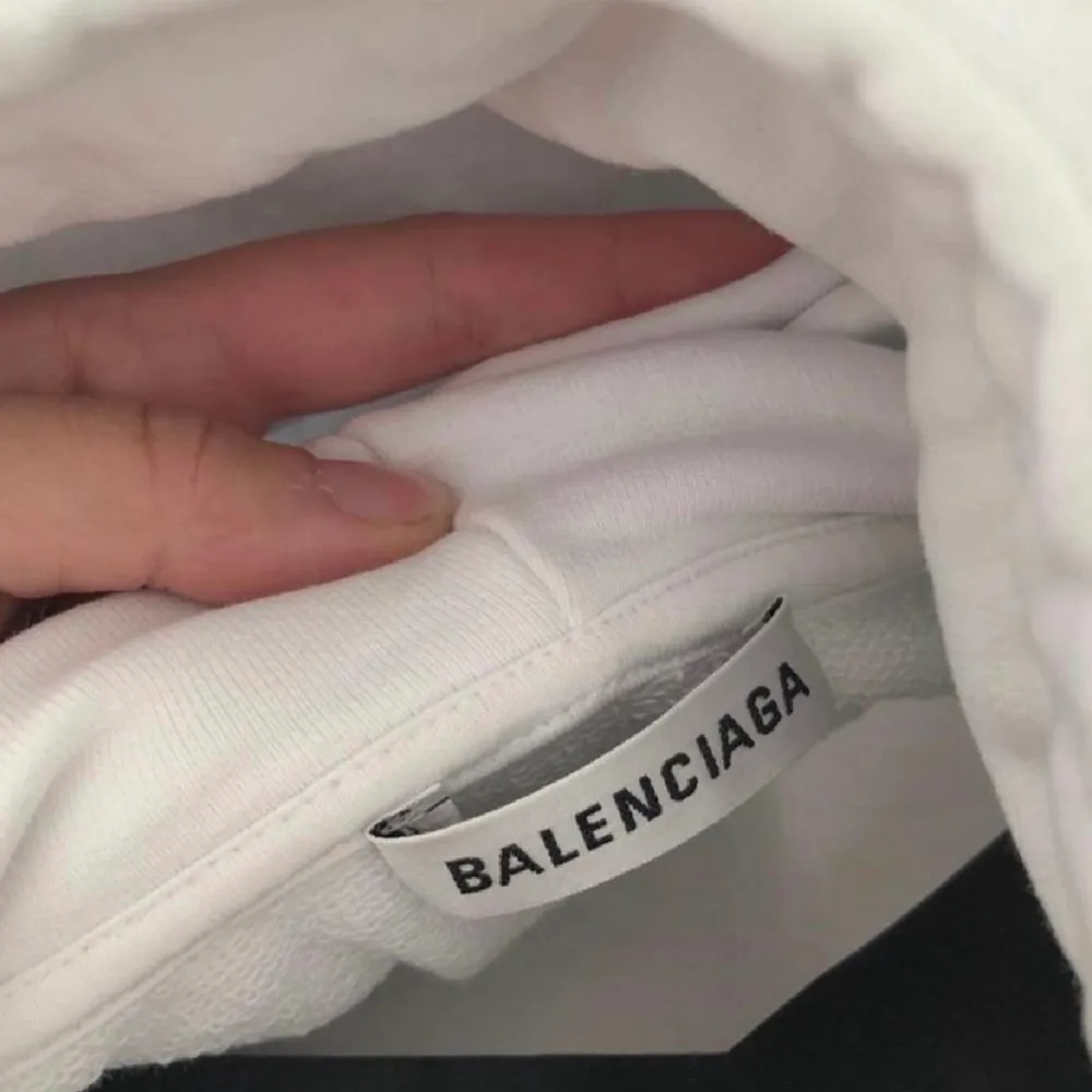 Hej! Jag säljer min vita balenciaga hoodie i storlek medium. Den är endast använd ett fåtal gånger och är därav i väldigt fint skick. Kvittot är tyvärr borttappat men orderbekräftelse från när jag köpte den finns. Nypris ca 9 000kr . Hoodies.