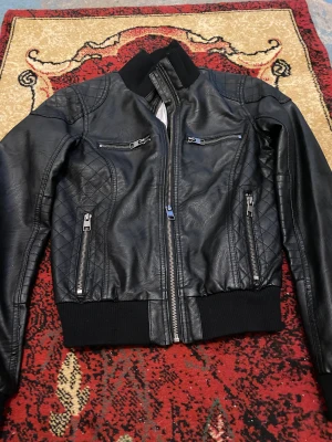 Skin jacka  - Säljer denna oanvända jackan för att den inte kommer till användning köpt för 599kr pris kan diskuteras 