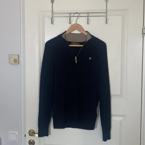 Morris  - Säljer min mörkblåa merino John zip från morris i storlek S säljer den för den passar mig inte längre köpt på nk i Stockholm för 1600 kr skick 10/10 inga skador eller något på tröjan. Priset kan diskuteras i en snabb affär 