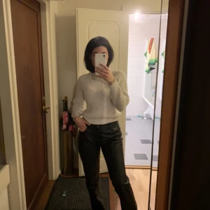 Vit stickad tröja - Mjuk stickad tröja i storlek m skulle säga att den passar med s och xs beroende på hur man vill ha passformen. Tjock i tyget och väldigt mjuk. Underbar nu i vintern!