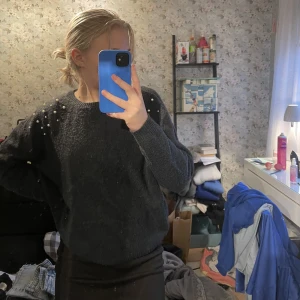 Stickad tröja med pärlor - Säljer kläder pga utresning, fint skick köparen står för frakt💙  Mörkblå stickad tröja med pärlor använd 1 gång