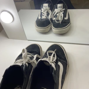Skor - Vans skor som är använda. Säljer för billigt pris. Köparen står för frakten!🖤🤍