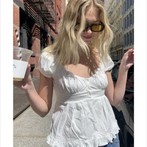 Vit topp Brandy Melville - Säljer nu denna superfina topp. Den är oanvänd och jag prislappenkvar. 