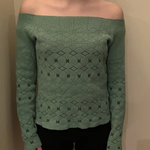 Grön of shoulder tröja - En grön tröja som är of shoulder, super söt!