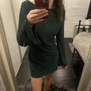 Klänning - Säljer denna jättefina klänning från parthea som är populär på tiktok. Är använd endast en gång och är som ny. Är i storlek M men passar mig perfekt som vanligtvis har S😊💞