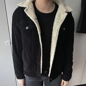 Teddyjacka - Svart fin teddyjacka i storlek L. Knappt använt så grymt skick!