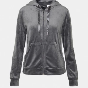 Skitsnygga byxor i blå och grå  - Säljer snygga mjukisbyxor från Gina Tricot i  mörkgrå och blå. På bilderna så syns endast de mörkblå. Till det grå sättet så har jag även koftan som man också kan köpa. ❌ BLÅA ÄR SÅLDA ❌