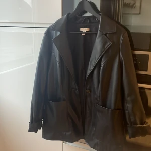 Skinnjacka  - Skinnjacka från topshop. I bra skick!  