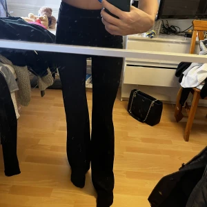 Snygga byxor - Tighta på rumpan och låren men lösa nere. Ribbat material. Jag är 170cm och dem är perfekt 