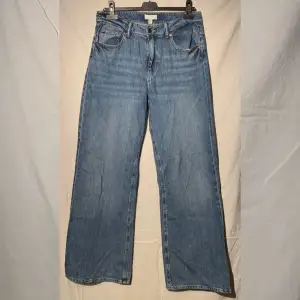 Säljer ett par jättefina och sköna jeans från H&M, använda en gång. Storlek 42!