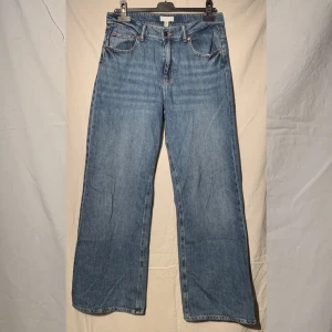 Fina blåa jeans 👖💙 - Säljer ett par jättefina och sköna jeans från H&M, använda en gång. Storlek 42!