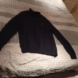 Lyle @ scott strl L - Lyle @ Scott mörkblå tröja i strl L i mycket fint skick!