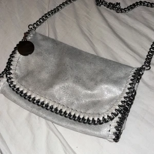 Väska  - Jag säljer en väska som liknar en Stella McCartney väska som jag köpt här på Plick för 300kr men inte andvänder längre💗 Inga defekter!