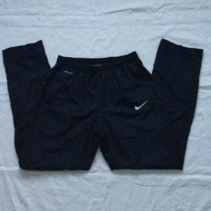 Nike - Nike långa byxor i storlek M, unisex, med tryck både på framsidan och baksidan, se gärna även andra annonser