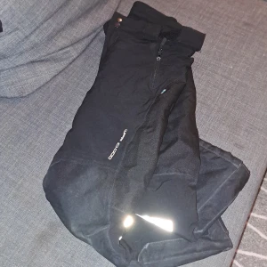 Termobyxor i fint skick - Använda skidbyxor/vinterbyxor från Lindberg i fint skick. 