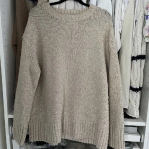 Stickad tröja  - Stickad tröja från Zara, använd men fortfarande i bra skick. Skickar med spårbar frakt för 59kr ⭐️