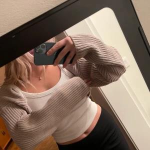 Kofta  - Beige kofta bara ärmar, stor storlek pga att jag inte vill att den ska sitta tajt💕💕knappt använd 