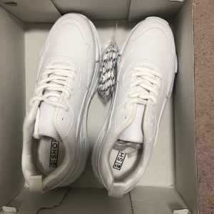 Sprillans nya skor - Nya sneakers Från Nelly. Extra skosnören i spräcklig färg. I strl 38. 