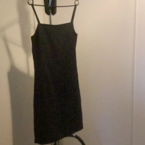 Svart klänning 4 - Fin klänning i linneblandning, dragkedja i rygg. Kommer från Woman, köpt vintage.