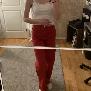 Röda jeans - Ett par väldigt sköna och snygga röda jeans❤️Väldigt nice då de är oversized och långa i benen❤️Säljer pga att de inte kommit till användning på senaste tiden❤️Vädligt bra skick på dom❤️kontakta mig vid intresse❤️