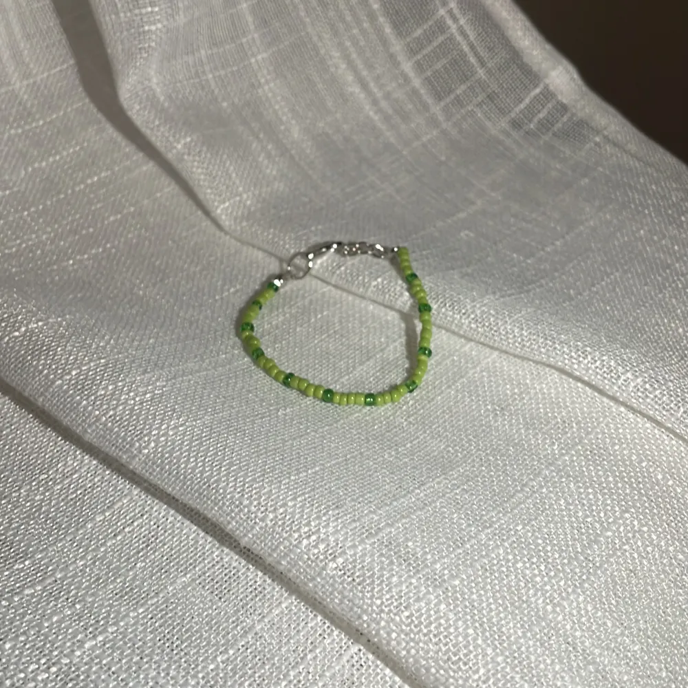 Detta är vårt nylanserade ”Kiwi la grön” armband. Den passar bra nu till vintern men också sommarn🥝. Accessoarer.